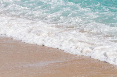Sahilde deniz dalga yumuşak