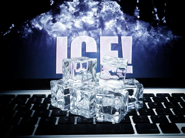 Kostky ledu na klávesnici počítače — Stock fotografie