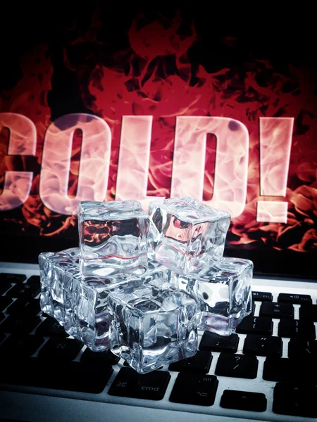 Cubos de gelo no teclado do computador — Fotografia de Stock
