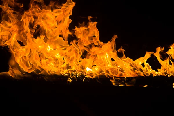 Brandende vlammen op zwarte achtergrond — Stockfoto