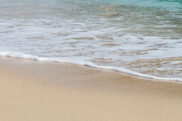 Morbida onda del mare sulla spiaggia — Foto Stock