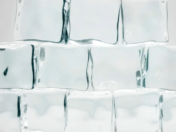 Cubi di ghiaccio su sfondo chiaro — Foto Stock