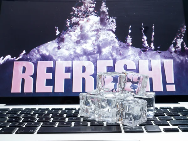 Cubos de gelo no teclado do computador — Fotografia de Stock