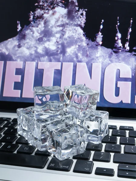 Cubitos de hielo en el teclado del ordenador —  Fotos de Stock