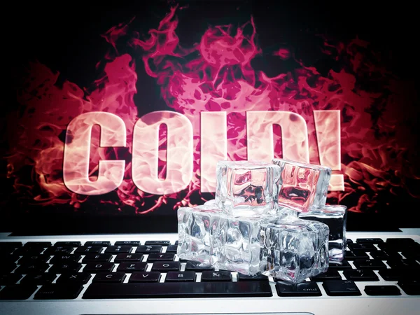Кубики льоду на клавіатурі комп'ютера — стокове фото
