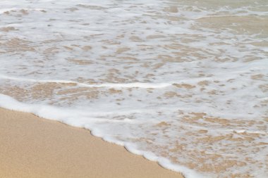 Sahilde deniz dalga yumuşak