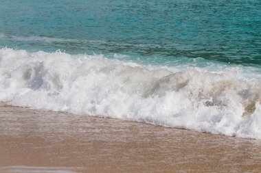 Sahilde deniz dalga yumuşak