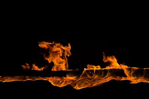 Flammande lågor på svart bakgrund — Stockfoto