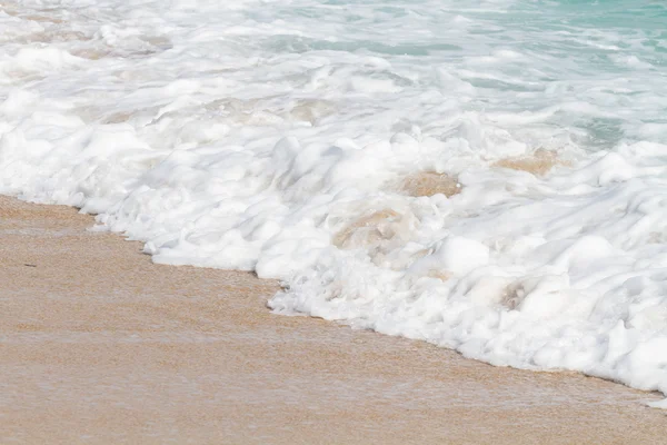 Mjuk våg av havet på stranden — Stockfoto