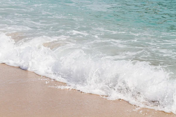 Sahilde deniz dalga yumuşak