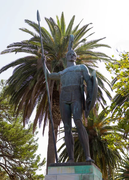 Grote schaal achilles standbeeld op Korfoe, achilleion paleis. — Stockfoto