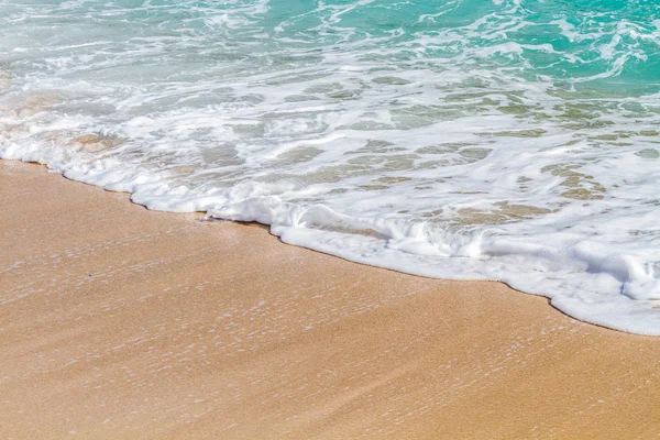 Puha hullám a tenger a tengerparton — Stock Fotó