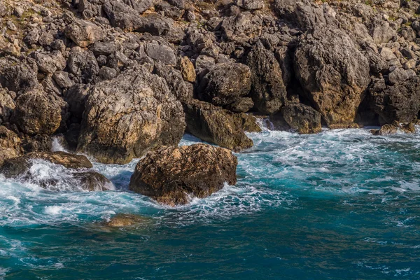 Olas chocando contra las rocas —  Fotos de Stock