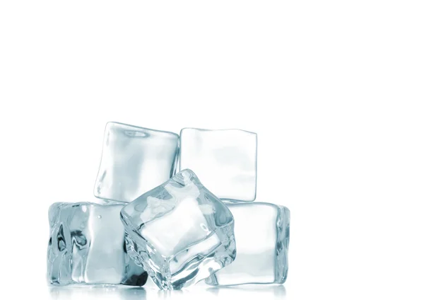 Cubos de gelo sobre fundo branco . — Fotografia de Stock