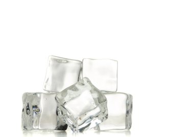 Beyaz arka plan üzerinde buz küpleri.