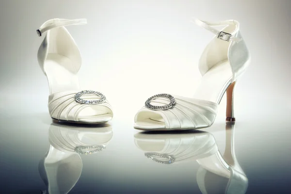 Elegante bruiden witte schoenen — Stockfoto