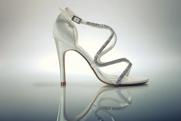 Elegante zapato blanco de novias —  Fotos de Stock