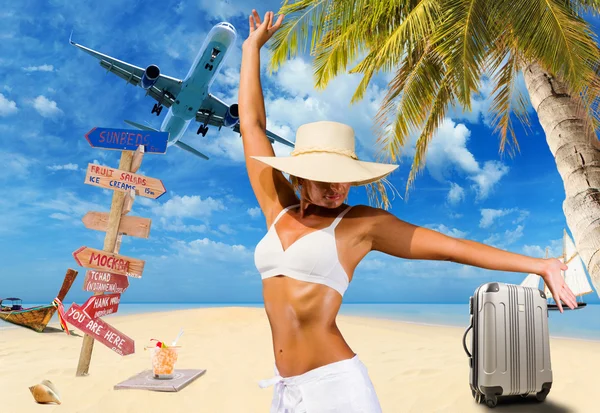 Woman on the tropical beach — Stock Photo, Image