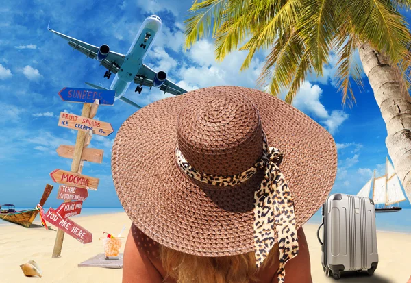 Vrouw op het tropische strand — Stockfoto