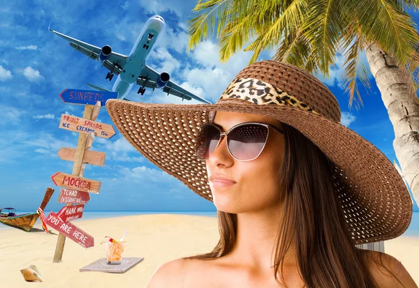 Woman on the tropical beach — Stock Photo, Image