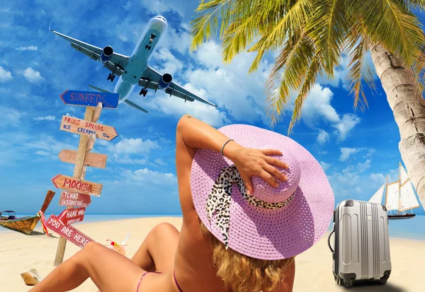 Mujer en la playa tropical — Foto de Stock