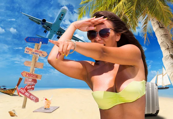 Mujer en la playa tropical — Foto de Stock