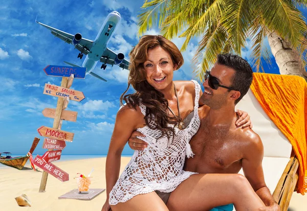 Couple on the tropical beach — Stock Photo, Image