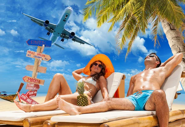 Couple on the tropical beach — Stock Photo, Image