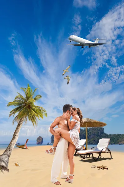 Para na plaży w tropikalnym kurorcie Pojęcie podróży — Zdjęcie stockowe