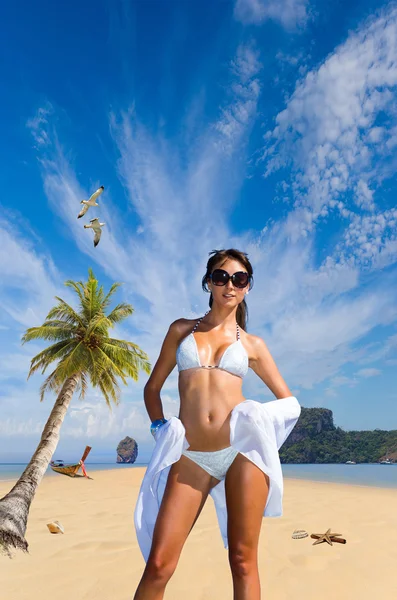 Giovane donna sulla spiaggia — Foto Stock