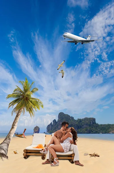 Pareja en la playa en el complejo tropical Concepto de viaje —  Fotos de Stock