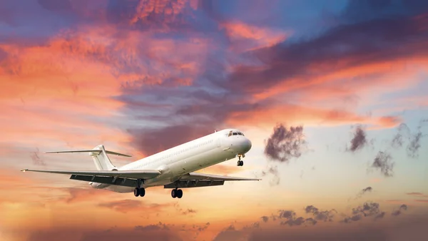 Commerciële jet vliegtuig tijdens de vlucht — Stockfoto
