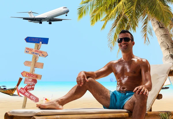 Pareja en la playa tropical —  Fotos de Stock