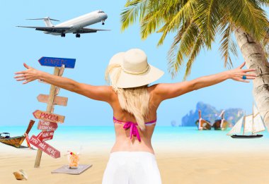 bir kadın tarafından tropikal Resort'ta yüzme havuzu