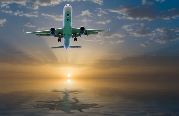 Commerciële jet vliegtuig tijdens de vlucht — Stockfoto