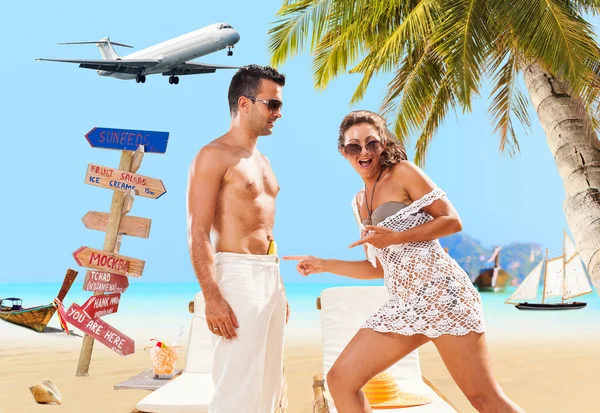 Par på stranden på tropical resort — Stockfoto