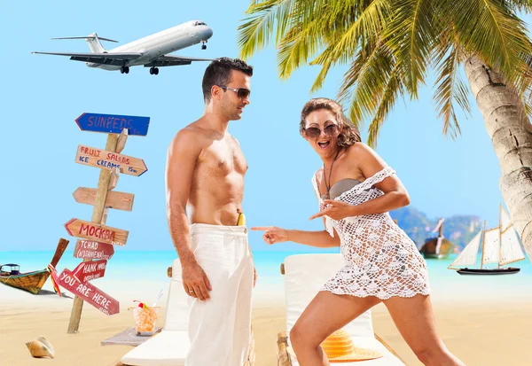 Couple on the beach at tropical resort — Stock Photo, Image