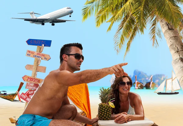 Pareja en la playa en el complejo tropical —  Fotos de Stock