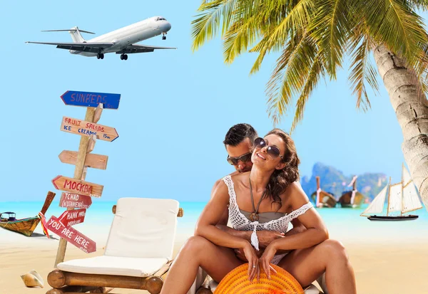 Plaj tropikal tatil couple — Stok fotoğraf