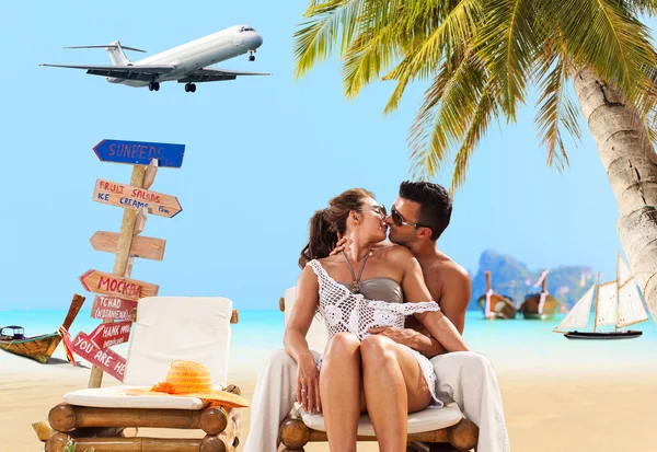 Pareja en la playa en el complejo tropical — Foto de Stock