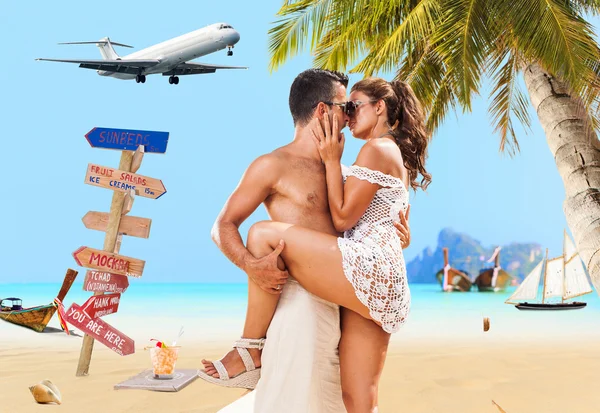 Pareja en la playa en el complejo tropical — Foto de Stock