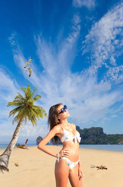 Jovem mulher na praia — Fotografia de Stock