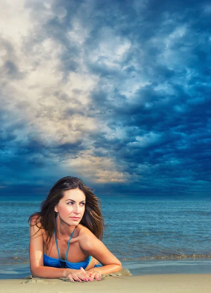 Kvinna på stranden — Stockfoto