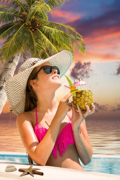Young woman wearing a straw hat — Stock Photo, Image