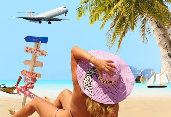 Femme au bord de la piscine à la station tropicale — Photo