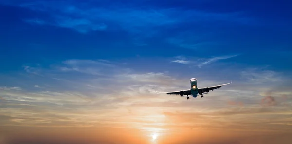 Ticari jet uçak uçuş — Stok fotoğraf