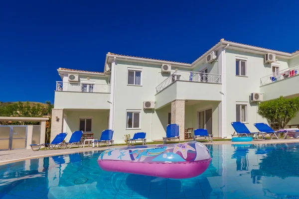 Luxurious villa with pool — Stock Photo, Image