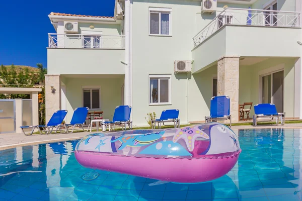Luxurious villa with pool — Stock Photo, Image