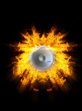 hoparlör üzerinde yanan alevler