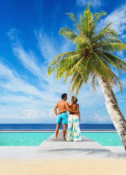 Par på den tropiska stranden — Stockfoto